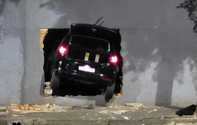 Carro para 'dentro' de muro após motorista perder controle do veículo em MG