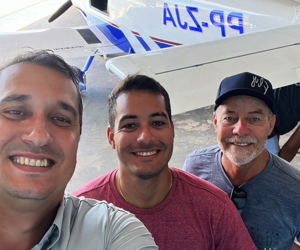 O piloto Lucas Santana, ao lado de Matheus Bransford e Jackson Bomfim, antes de avião decolar na Bahia — Foto: Redes Sociais