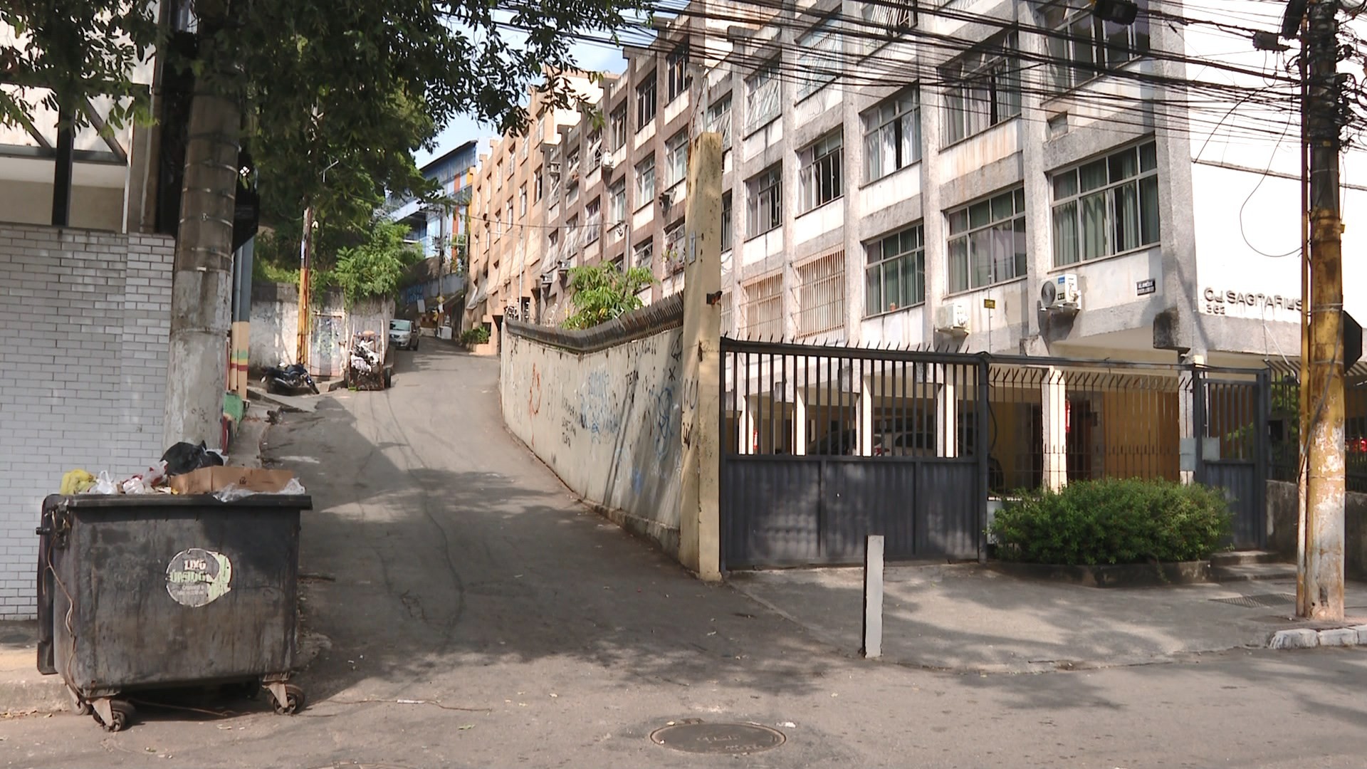 Criminoso em fuga invade apartamentos e assusta moradores em condomínio de Vitória