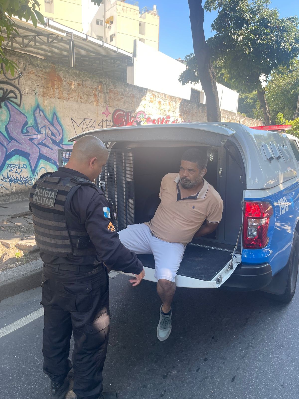 Homem é preso após esfaquear outro em hortifruti na Tijuca, Rio