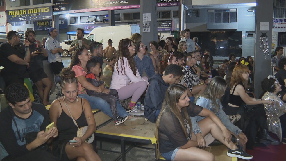 Brasilienses se reúnem para acompanhar e comemorar premiação do Oscar — Foto: TV Globo/Reprodução