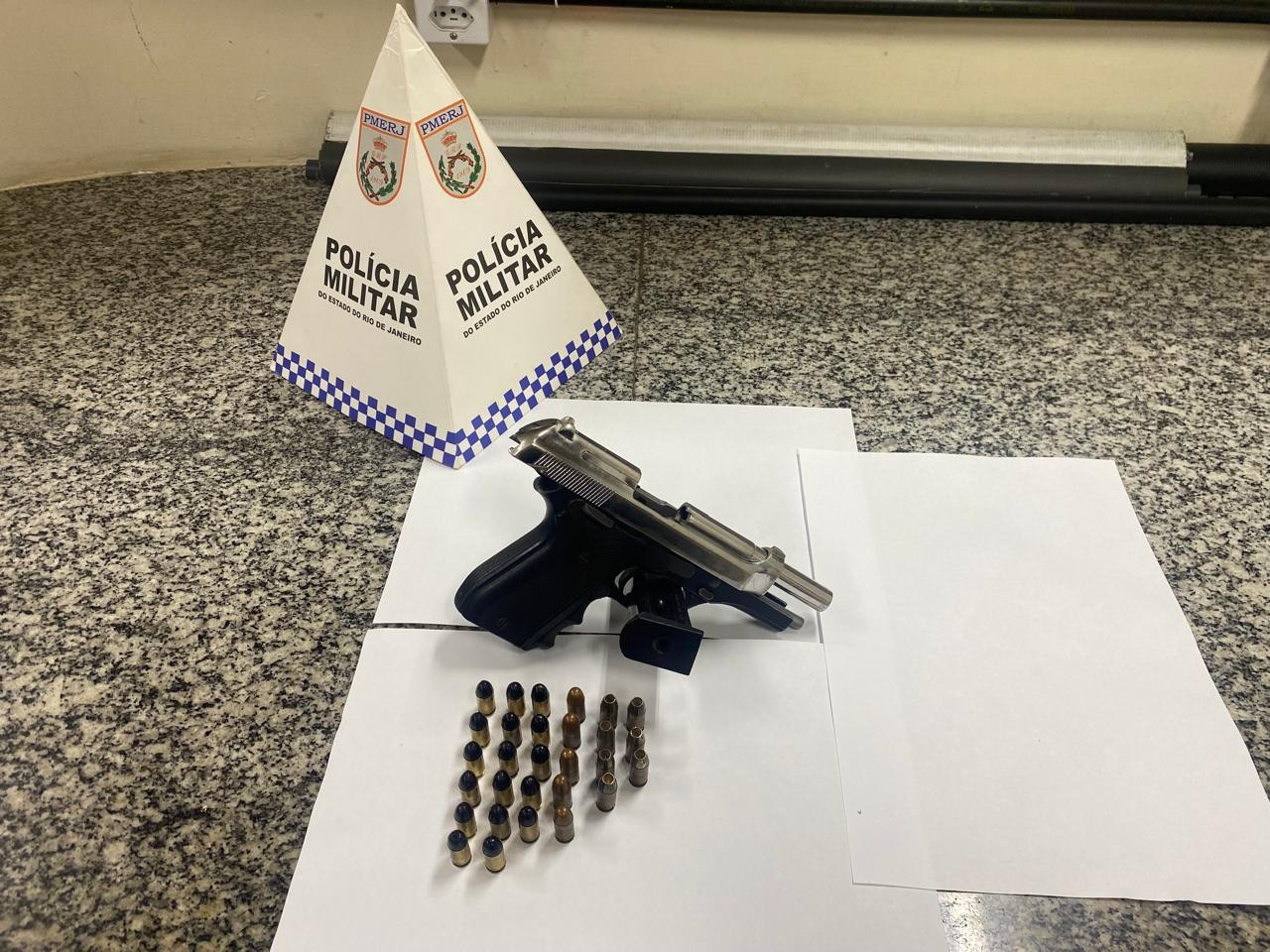 Casal é preso após desentendimento e arma é apreendida em Miguel Pereira