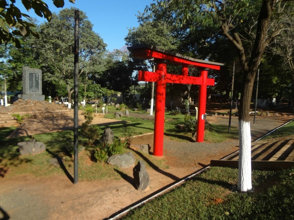 Monumento em homenagem a Shuhei Uetsuka, em Promissão  — Foto: Divulgação