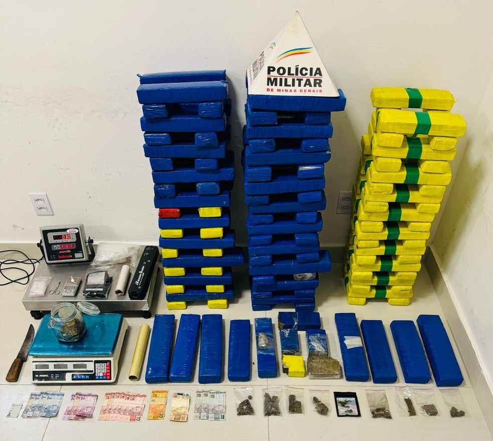 Foram apreendidos drogas e materiais usados para embalar os entorpecentes — Foto: Polícia Militar