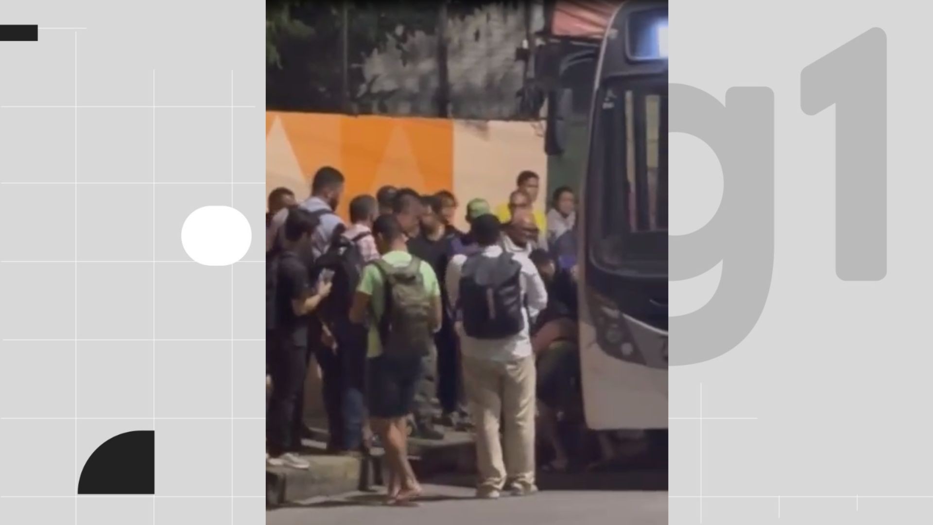 Homem é espancado por passageiros de ônibus após ferir motorista com faca em tentativa de assalto; VÍDEO