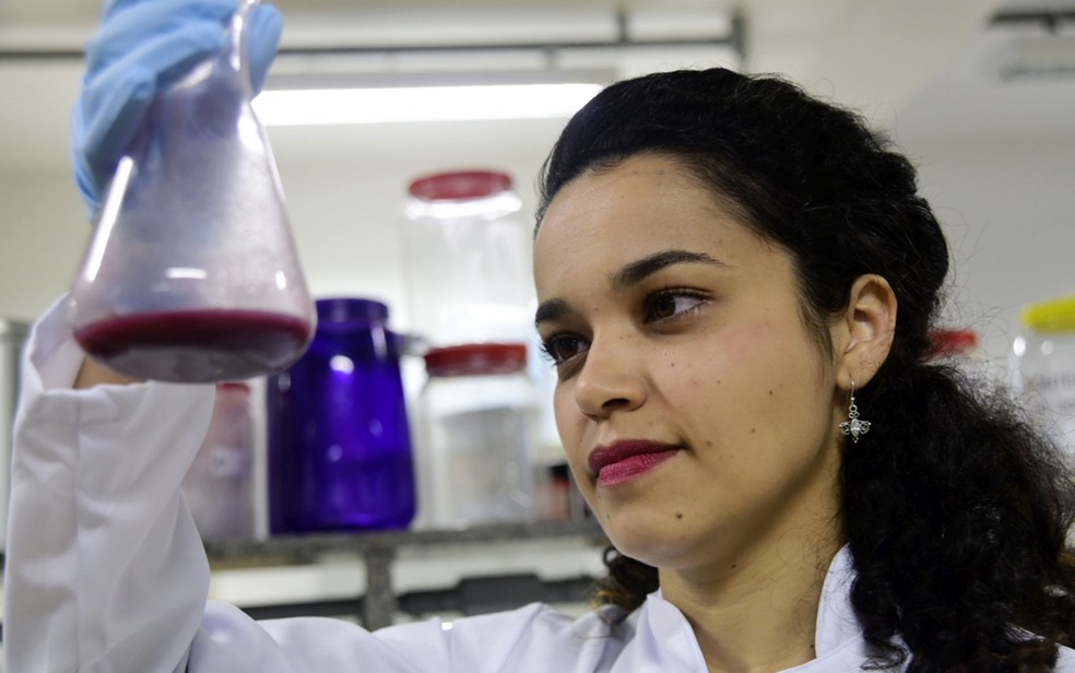 A pesquisadora Ângela Giovana Batista na Faculdade de Engenharia de Alimentos da Unicamp — Foto: Antonio Scarpinetti – Unicamp