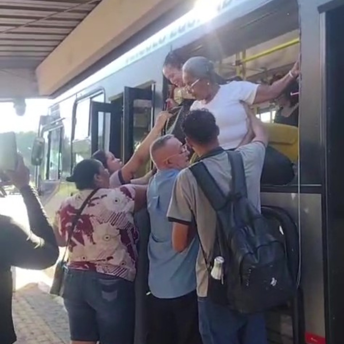VÍDEO: passageiros saem de ônibus pela janela após porta quebrar em Campinas