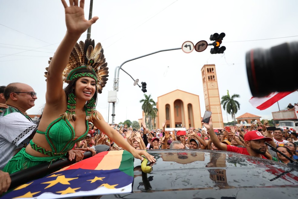 Isabelle Nogueira em frente a Praça da Catedral de Parintins — Foto: Márcio Azevedo/Secom