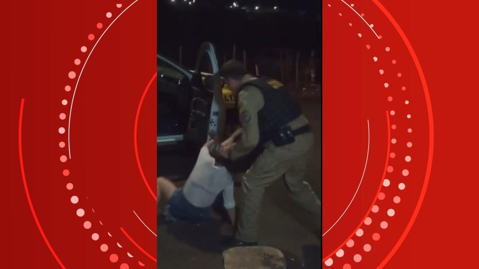 Policial militar agrediu e puxou cabelos de mulher durante abordagem em Itambaracá (PR) — Foto: Divulgação