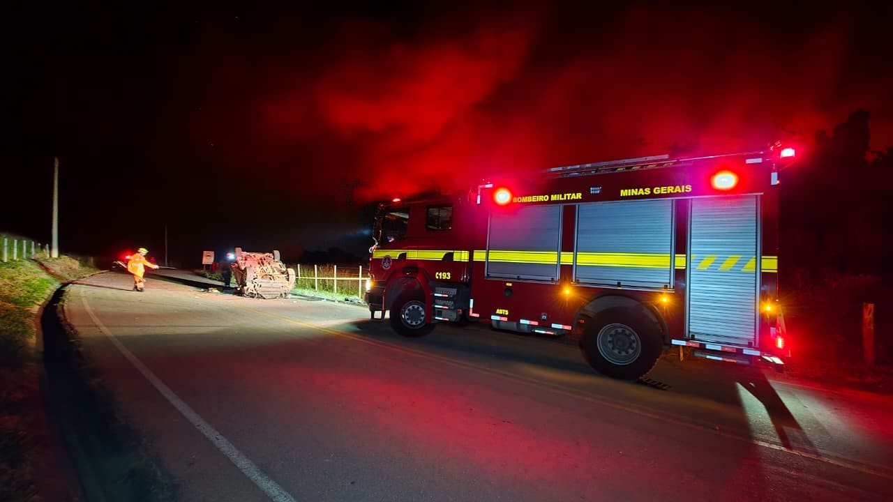 Carro capota após motorista perder controle em curva em Nova Serrana