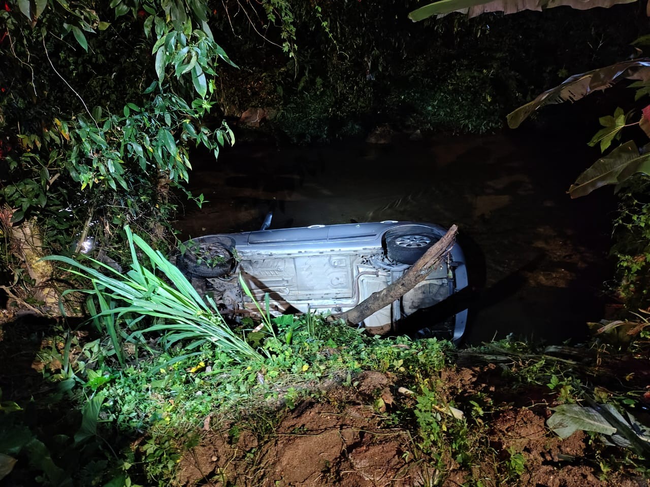 Carro cai em rio após motorista perder controle da direção em Caraguatatuba