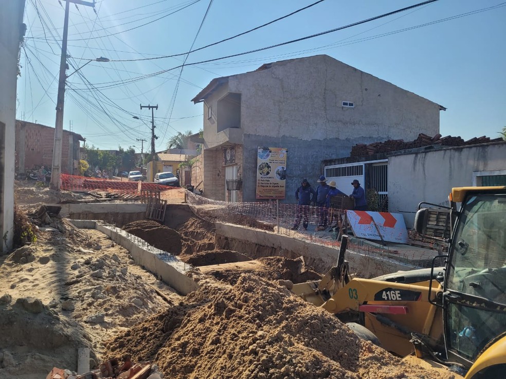 Deslizamento na Praia do Futuro prejudica funcionamento de estabelecimento no local. — Foto: Fernanda Aires/TVM