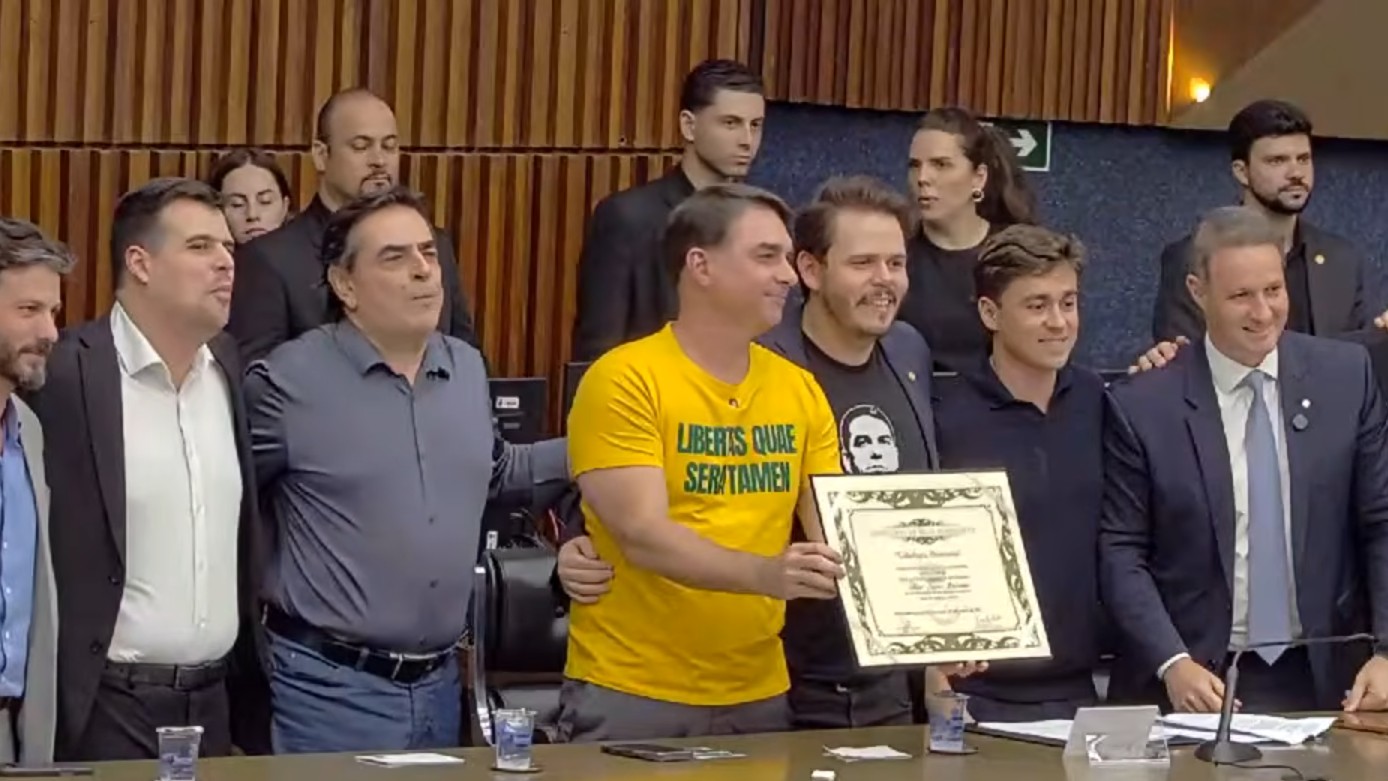 Flávio Bolsonaro recebe título de cidadão honorário de BH sob atos de manifestantes contra e a favor