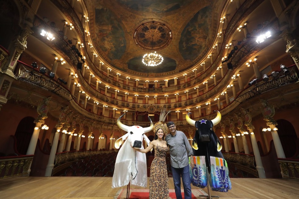 Isabelle Nogueira foi recepcionada no palco do Teatro Amazonas, onde atendeu autoridades e a imprensa — Foto: Marcely Gomes/SEC