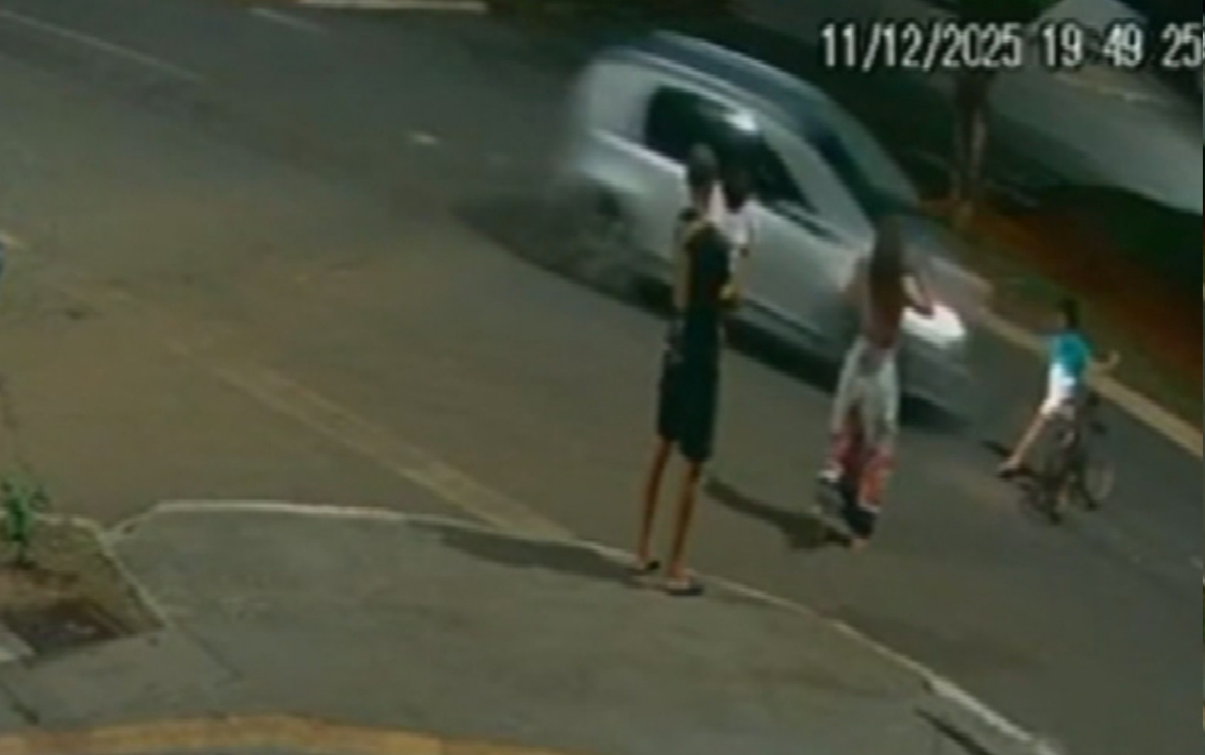 Menino é atropelado em rua e motorista foge sem prestar socorro em Goiás; vídeo 