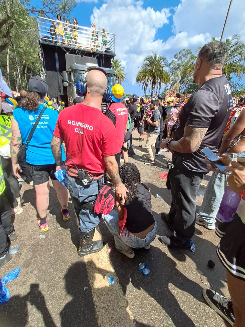 Bombeiro em atendimento durante Bloco da Pabllo. — Foto: Leonardo Zvarick/g1