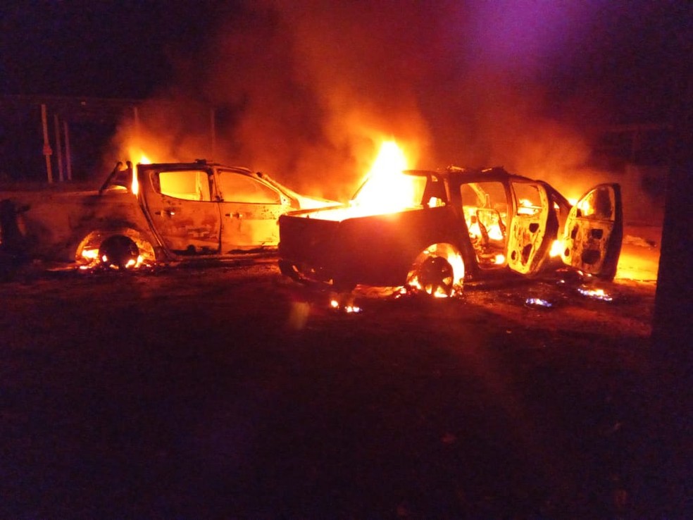 Caminhonetes do ICMBio foram incendiadas, no Amazonas. — Foto: Divulgação