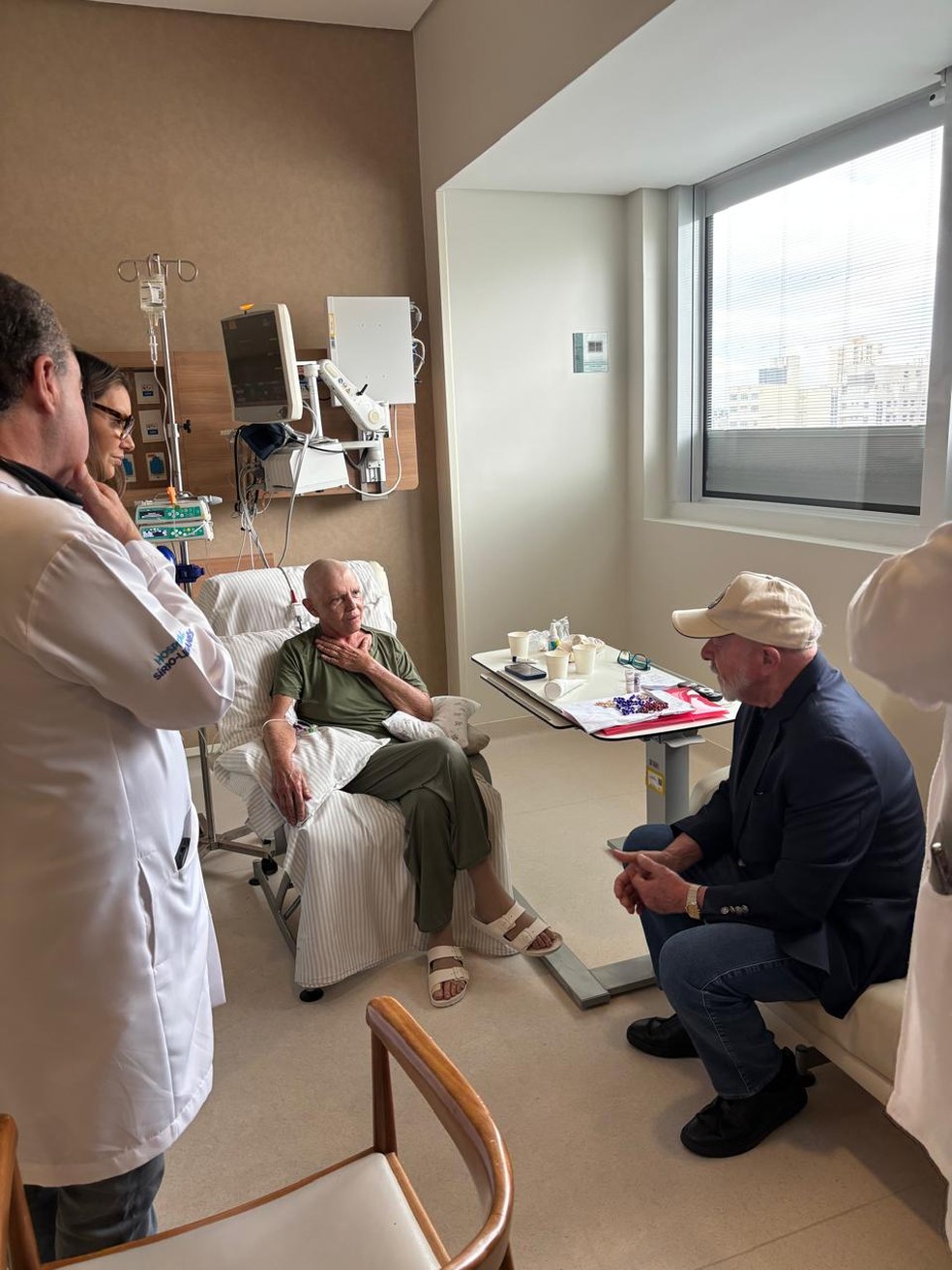 Maranhense recebeu a visita acompanhada da equipe médica do hospital — Foto: Arquivo pessoal
