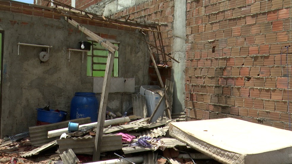 Casa ficou destruída após queda de parede de prédio vizinho — Foto: TV Cabo Branco/Reprodução