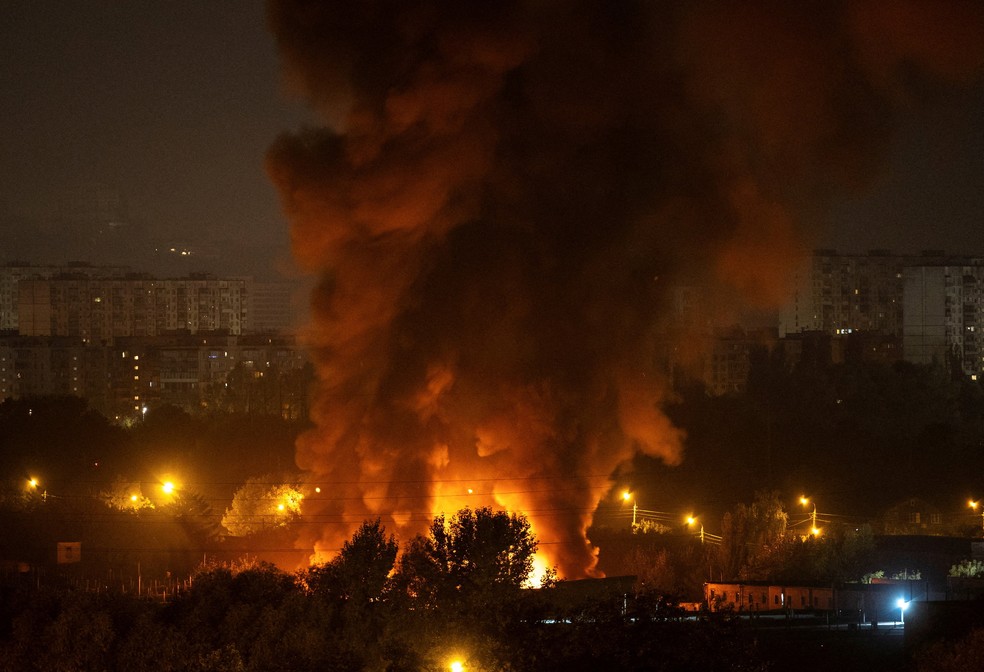 Fogo e fumaça se elevam na cidade durante um ataque russo com mísseis e drones, em meio ao ataque da Rússia à Ucrânia, em Kiev , Ucrânia — Foto: REUTERS/Vladyslav Sodel