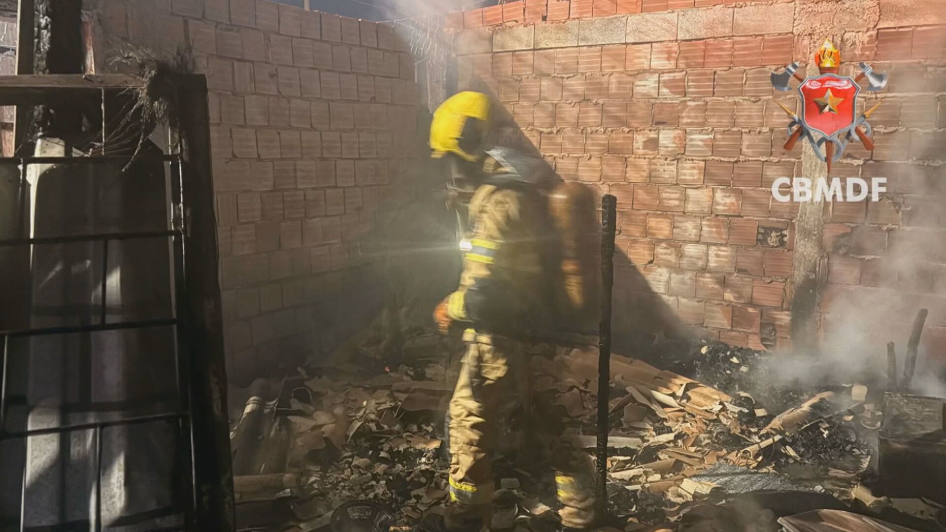 2 pessoas e 1 cachorro morrem em incêndio no DF