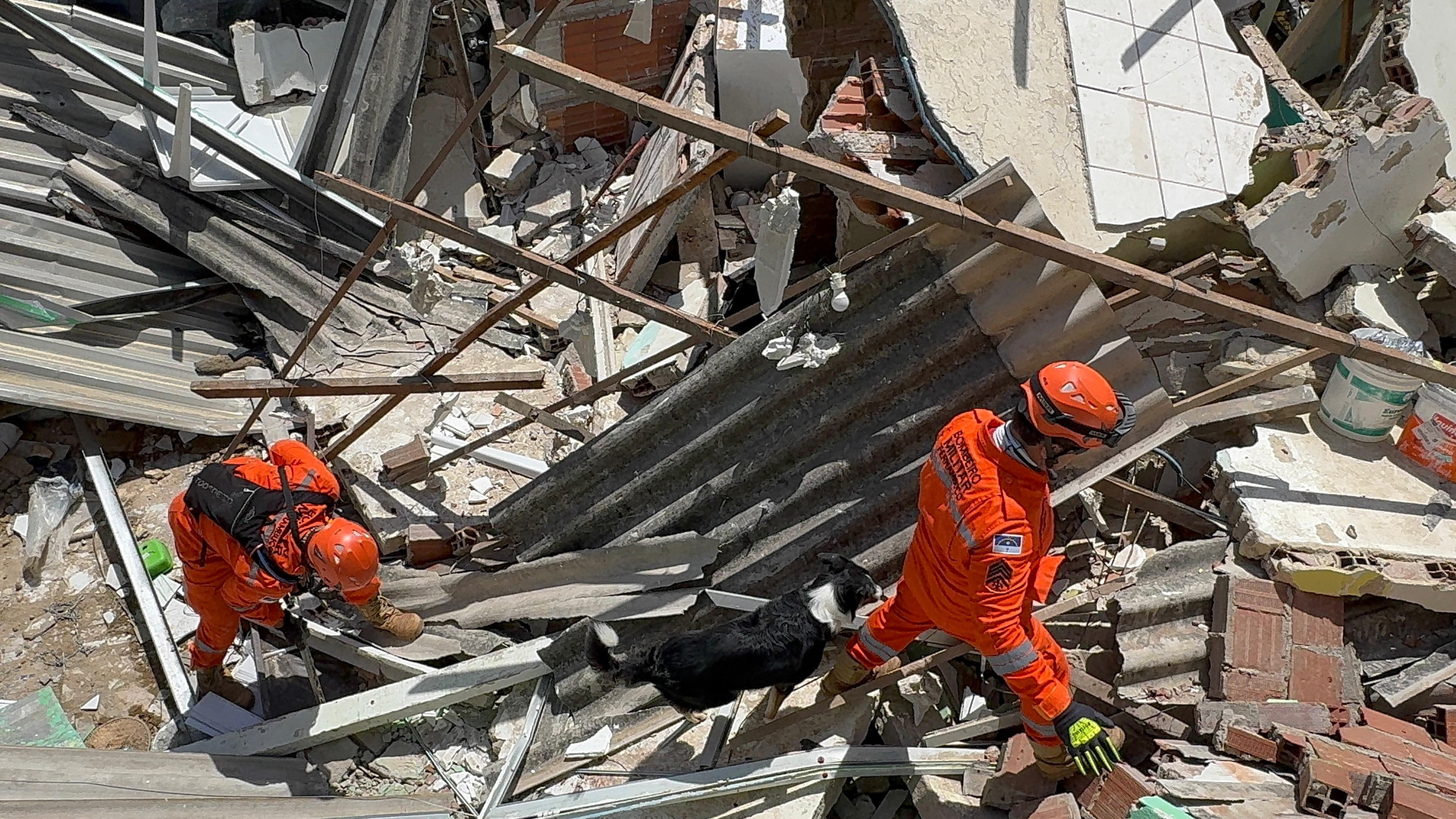 Explosão atinge oito casas, deixa dois mortos e nove feridos; bombeiros buscam cadeirante sob escombros