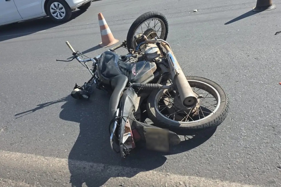 Moto de homem que morreu após bater contra placa, em Cuiabá — Foto: Reprodução