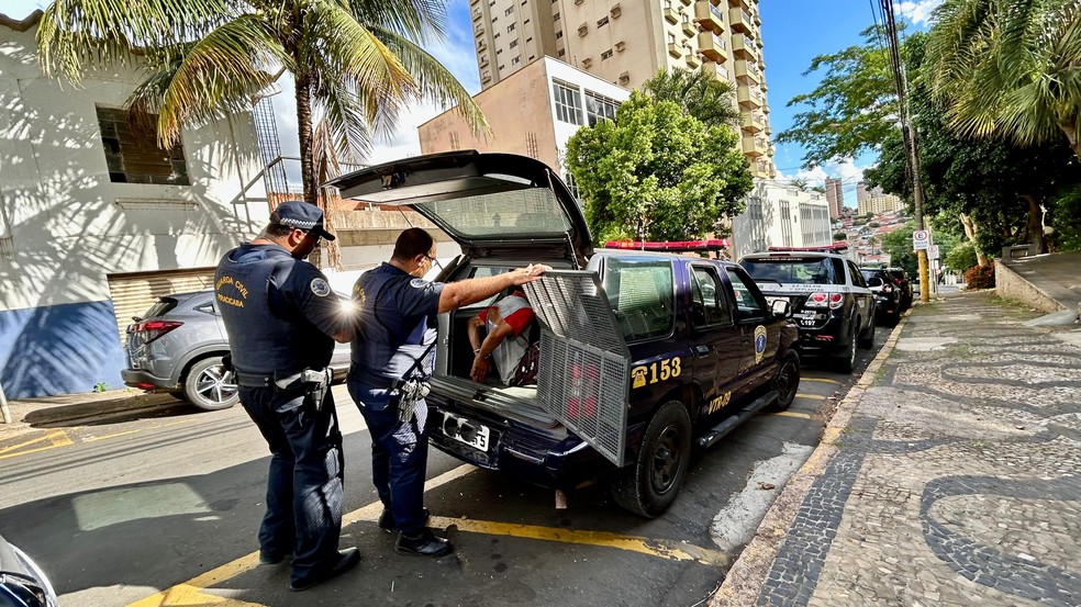 Suspeito é preso após tentar jogar carro contra Guarda Civil em Piracicaba, segundo a corporação — Foto: Guarda Civil Municipal de Piracicaba