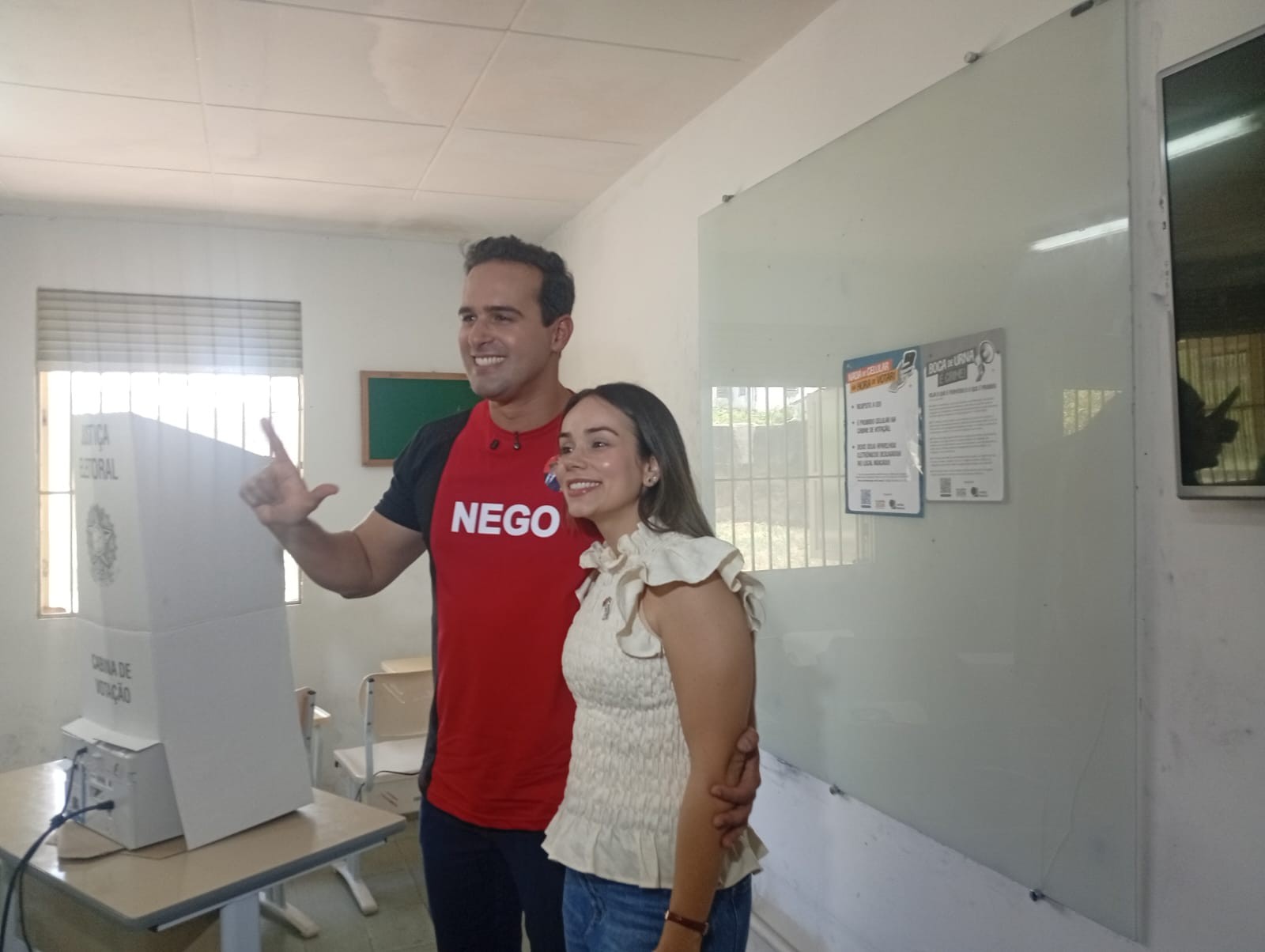 Lucas Ribeiro, governador reeleito da PB, vota para presidente no 2º turno das eleições, em Campina Grande