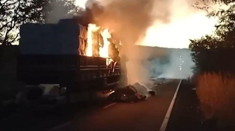 Vídeo: caminhão carregado com algodão tomba e pega fogo na BR-230, no sul do Piauí