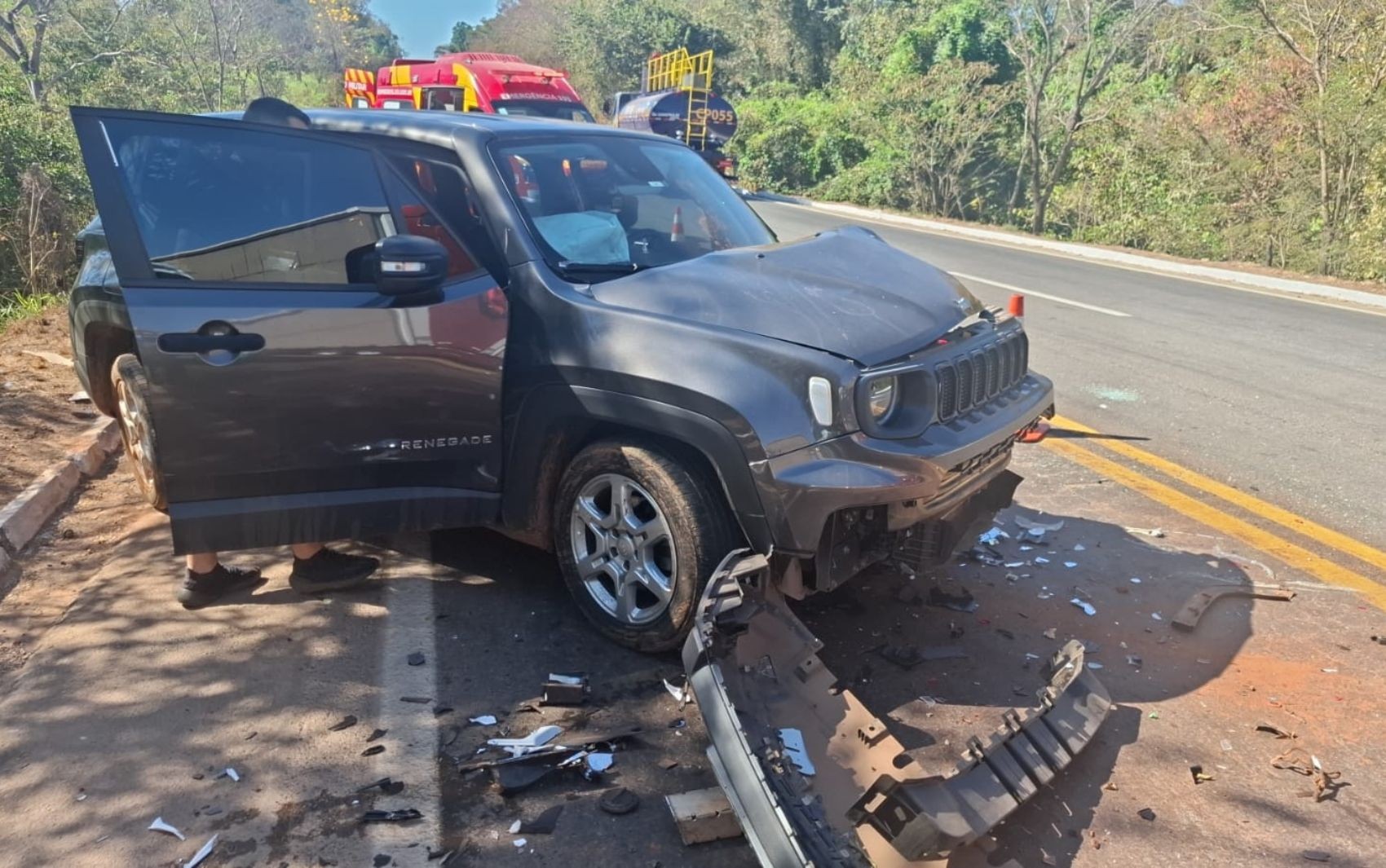 Oito pessoas ficam feridas após batida entre caminhão e três carros na BR-153, em Goiás