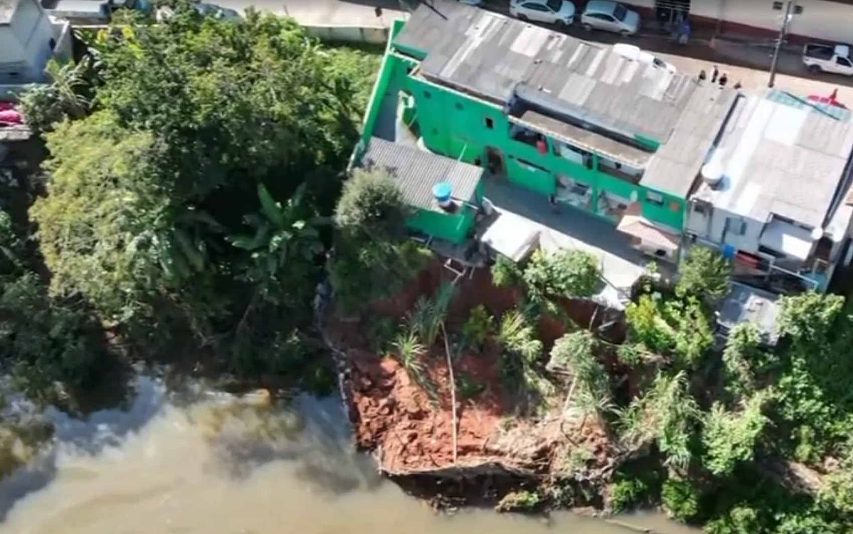 Defesa Civil interdita 12 imóveis próximos ao Rio Verde por risco de desmoronamento em MG