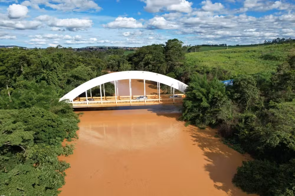 Nível do Rio Paranaíba se aproxima da cota de inundação e família deixa casa em Patos de Minas