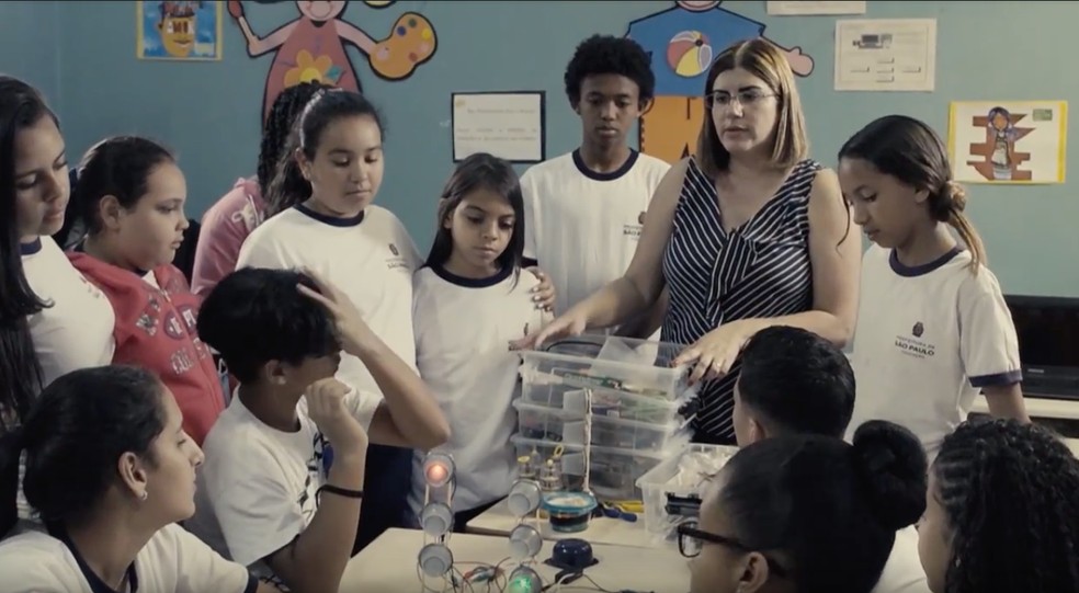 Débora Garofalo em sala de aula em São Paulo. — Foto: Divulgação