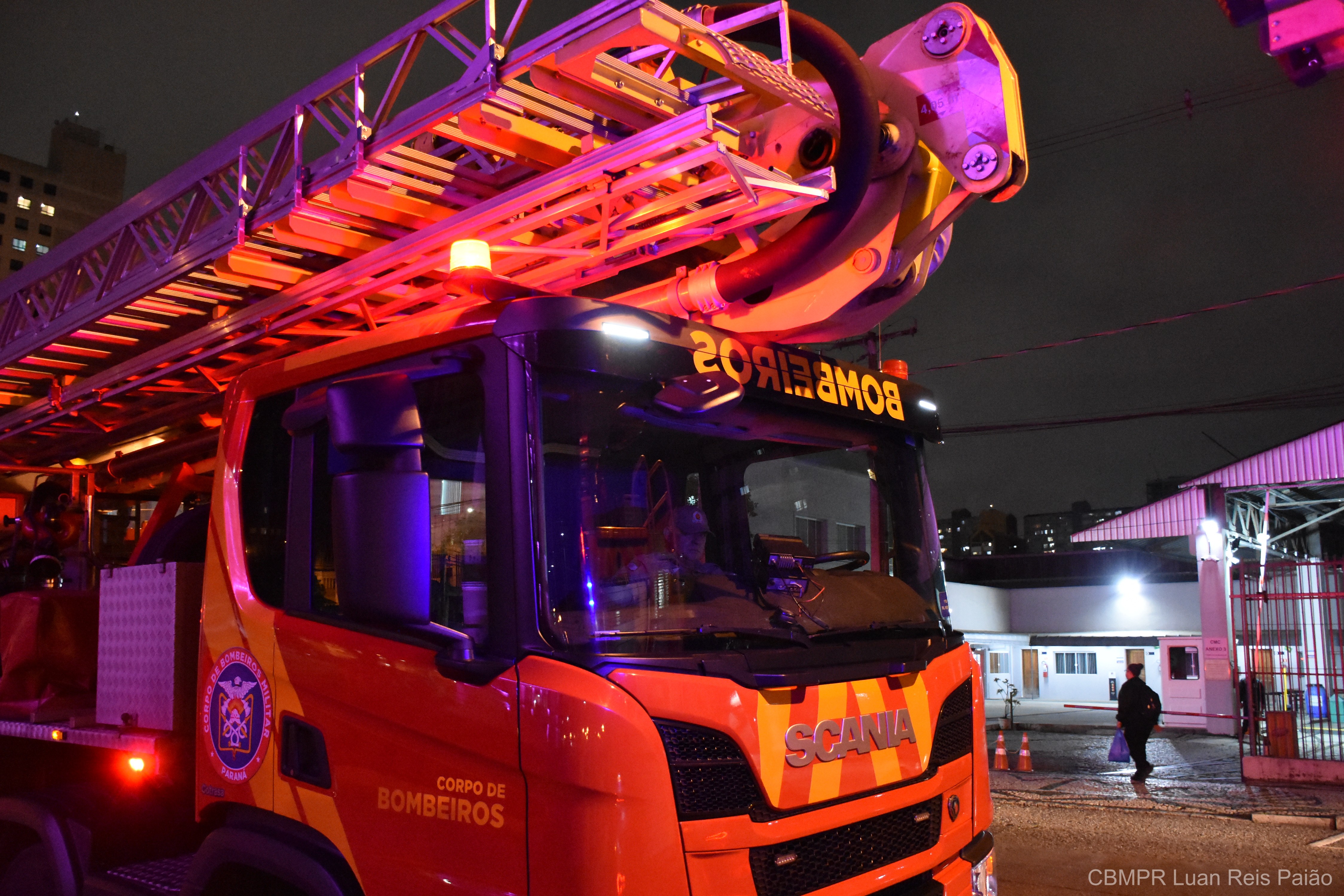 Homem ateia fogo em casa com pai idoso e mãe cadeirante dentro após briga familiar, no Paraná