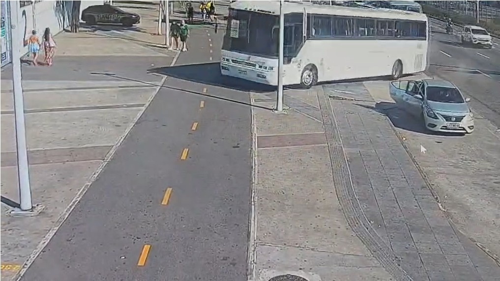 VÍDEO: Ônibus invade pista de corrida ao redor do Maracanã
