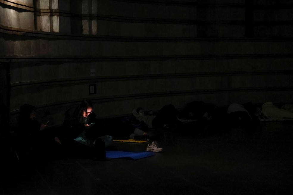 Em Kiev, pessoas buscaram abrigo no metrô durante ataque da Rússia contra a Ucrânia — Foto: Alina Smutko/Reuters