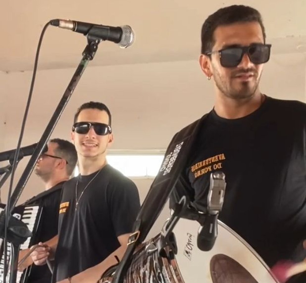 Jailson (ao centro) e José Júnior (à direita) se conheciam há anos e tocavam em um trio de forró. — Foto: Arquivo pessoal