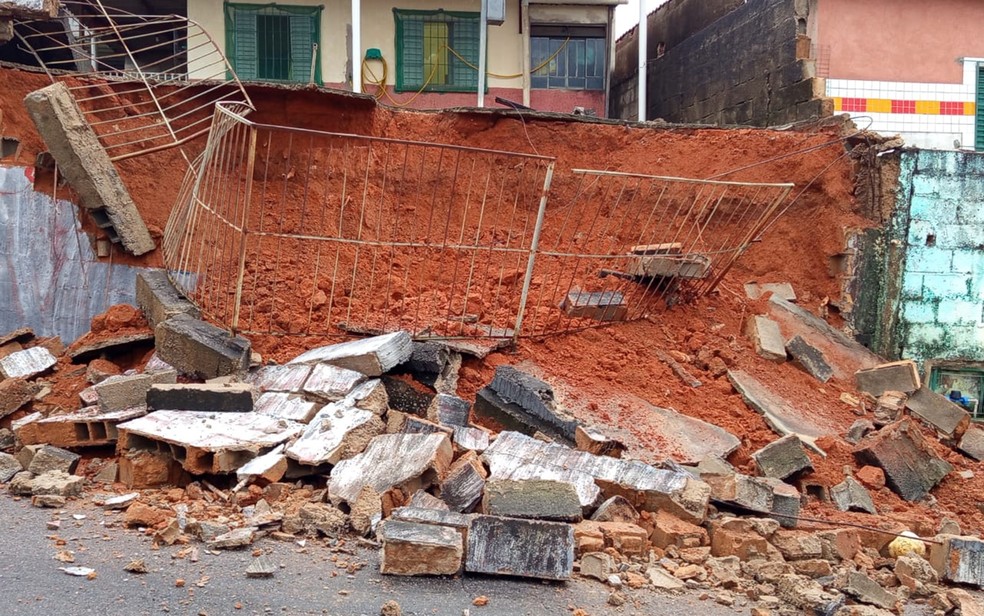 Chuva derruba muro de casa em Varginha (MG) — Foto: Corpo de Bombeiros