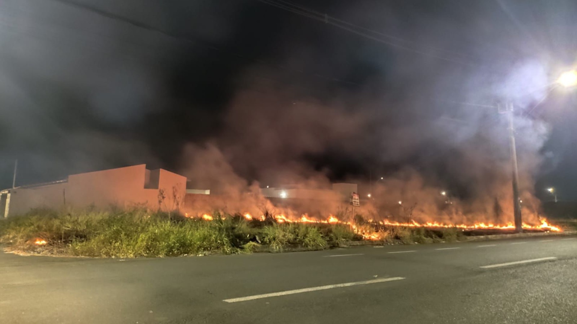 VÍDEO: Motorista de BMW provoca incêndio em lote vago e foge em menos de 1 minuto