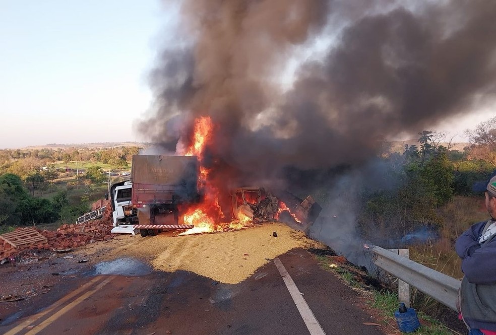 Grãos e tijolos ficaram espalhados pela pista — Foto: Divulgação/PMR