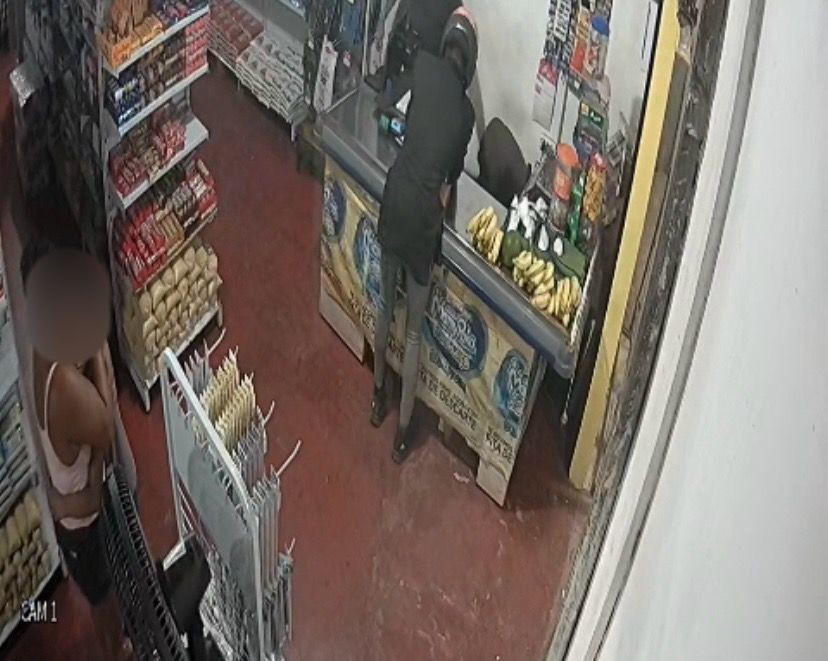 Vídeo mostra mulher ‘protegendo’ criança com abraço durante assalto em mercearia do Amapá 