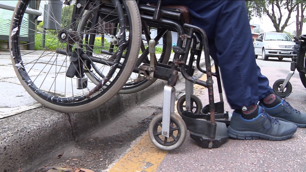 Calçada sem rampa (Arquivo)  — Foto: RPC/Reprodução