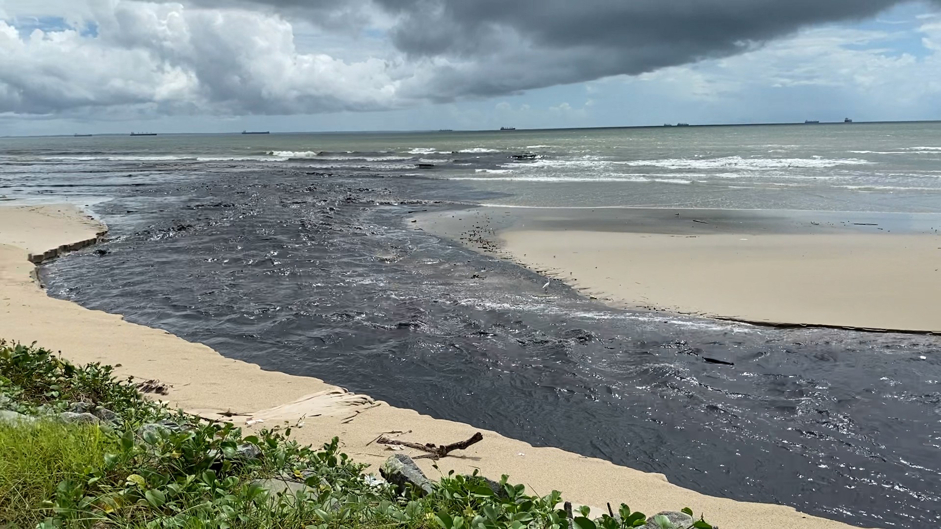 VÍDEO: ‘Língua negra’ é registrada na praia do Olho d'Água, em São Luís; local tem forte odor de esgoto