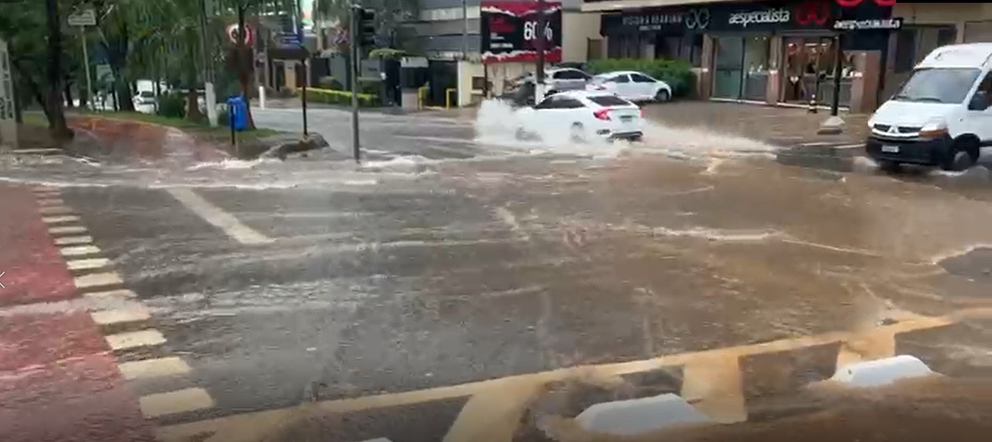 VÍDEO: com 30 milímetros de chuva em 1h30, Campinas registra queda de árvore e enxurrada em avenida