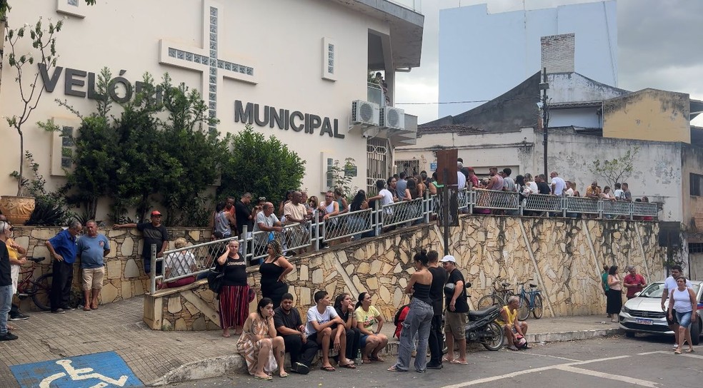 Corpos dos dois jovens foram sepultados no Cemitério Municipal de Ubá — Foto: Nayara de Paula/TV Integração
