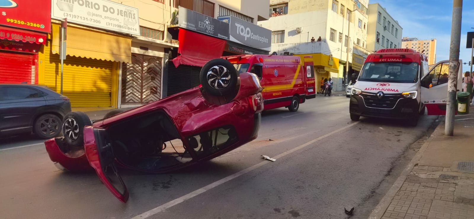 Colisão entre carro e caminhonete termina com capotamento no Centro de Montes Claros