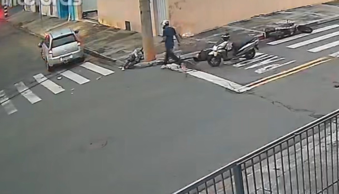 Carro atinge moto em Limeira e arremessa motociclista e passageiro contra poste