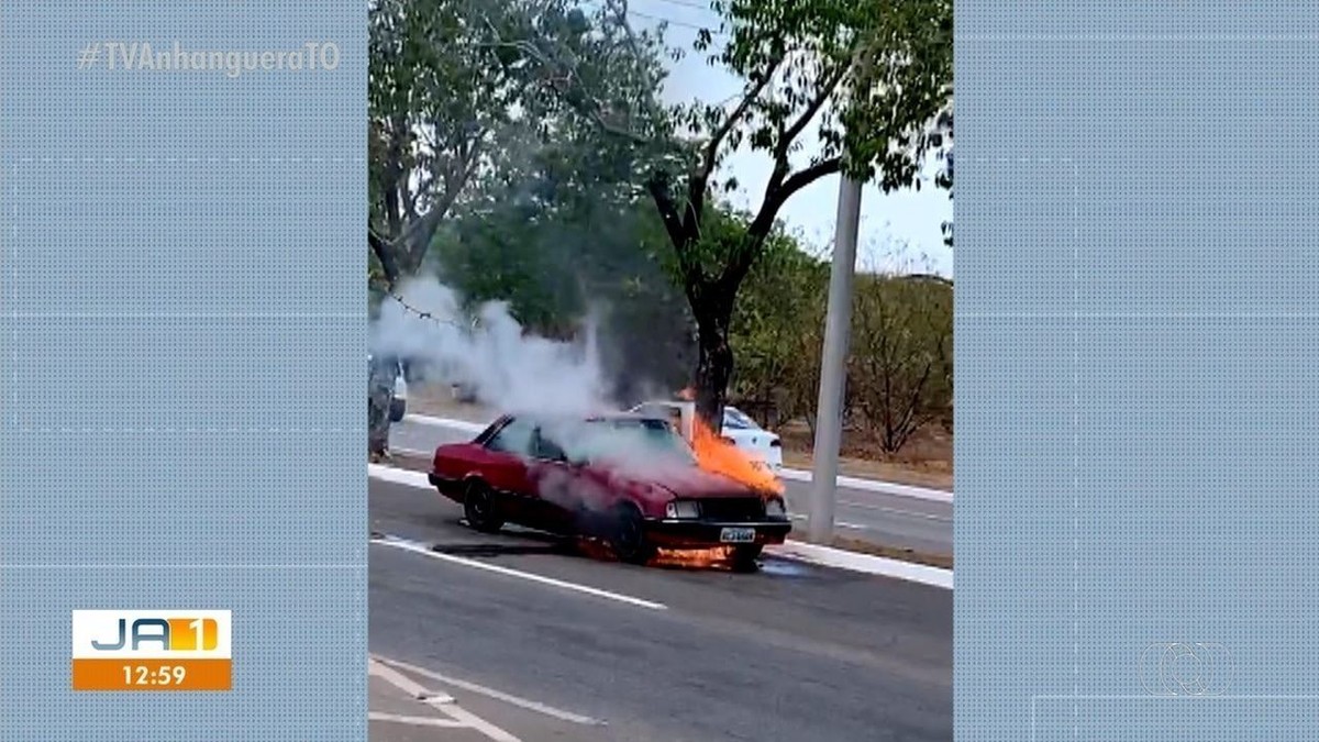Carro pega fogo minutos após mulher estacionar em praça no centro de Palmas, Tocantins