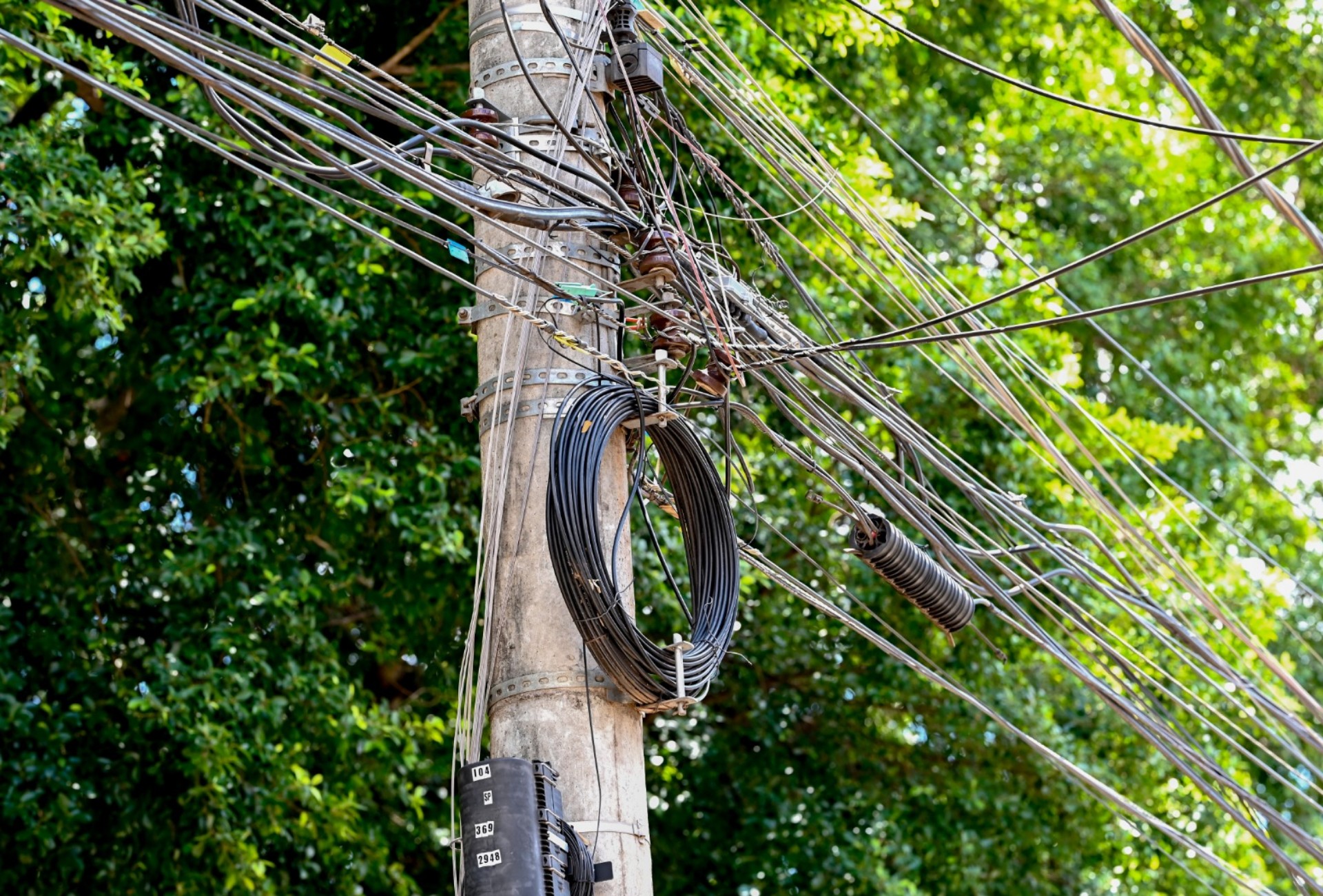 Campo Grande inicia Operação Limpa Fios para retirar cabos irregulares no Centro